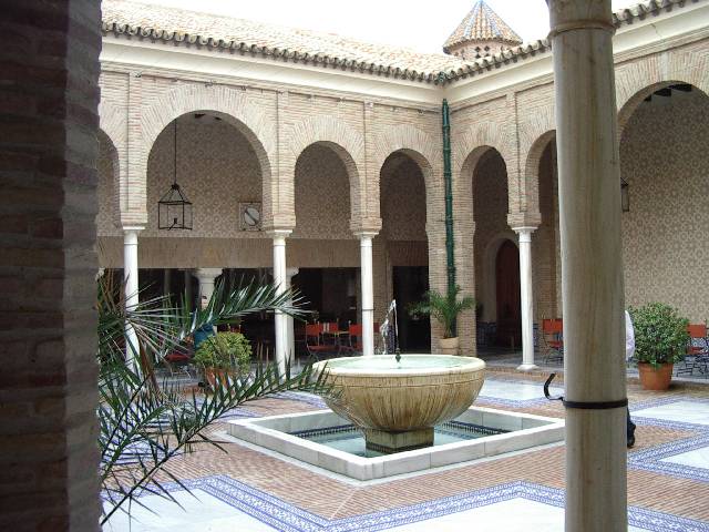 Carmona : patio du Parador