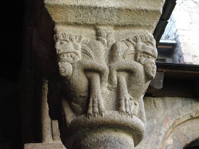La Seu d'Urgell. Clo�tre : hommes d�vor�s par des lions