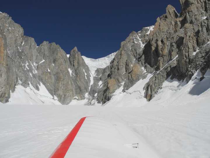 Massif du Mt Blanc : Cirque Maudit. � droite Mt Blanc du Tacul, � gauche Mt Maudit.