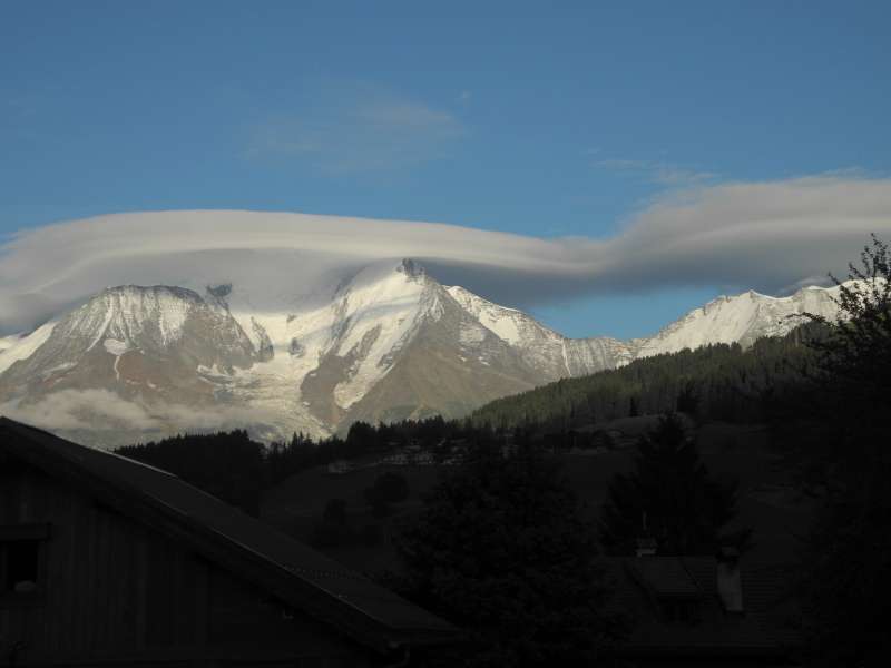 Nuage lenticulaire sur le Mt Blanc, L'aiguille de Bionassay et les D�mes de Miage.