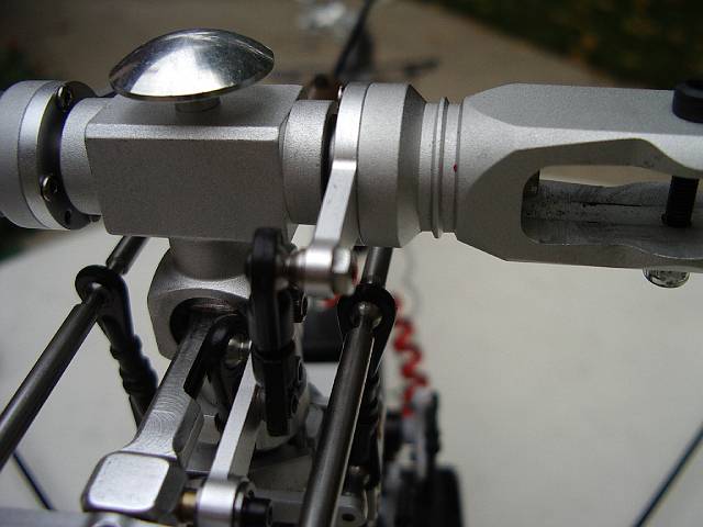 �change des boules de pied de pale avec les boules arri�res des haubants de queue.