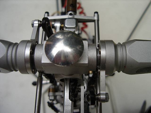�change des boules de pied de pale avec les boules arri�res des haubants de queue.