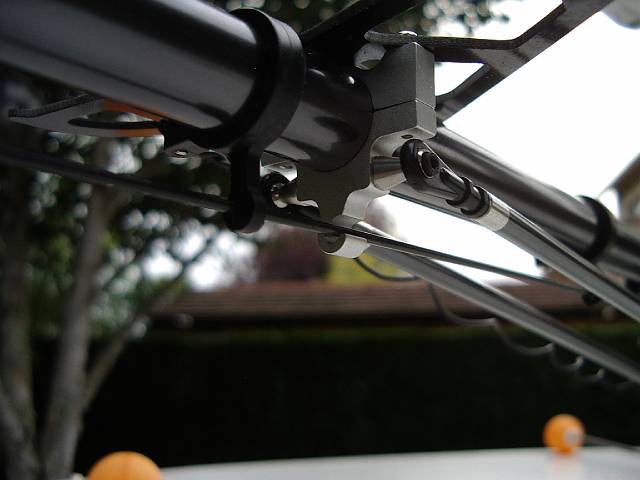 �change des boules de pied de pale avec les boules arri�res des haubants de queue.